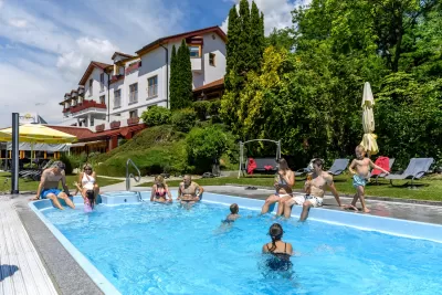 Krainz Vital & Familienhotel - Bad Loipersdorf: Summer pool with children