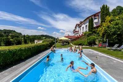 Krainz Vital & Familienhotel - Bad Loipersdorf: Summer pool in the garden