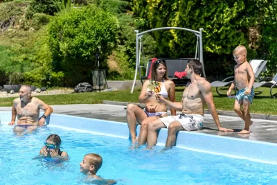 Krainz Vital & Familienhotel - Bad Loipersdorf: Summer pool with sun lawn