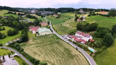 Krainz Vital & Familienhotel - Bad Loipersdorf: The hotel from above
